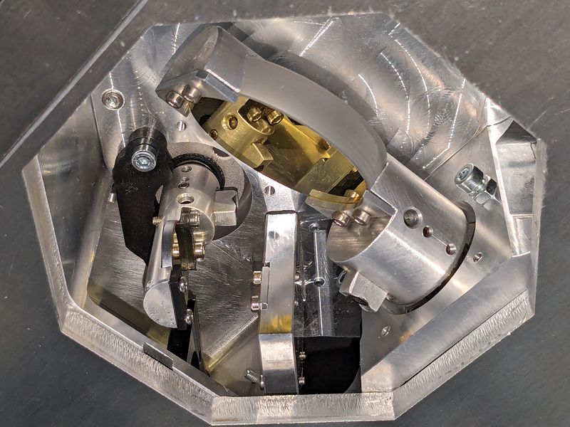 Mecanismo de aluminio mecanizado a medida integrado en una máquina